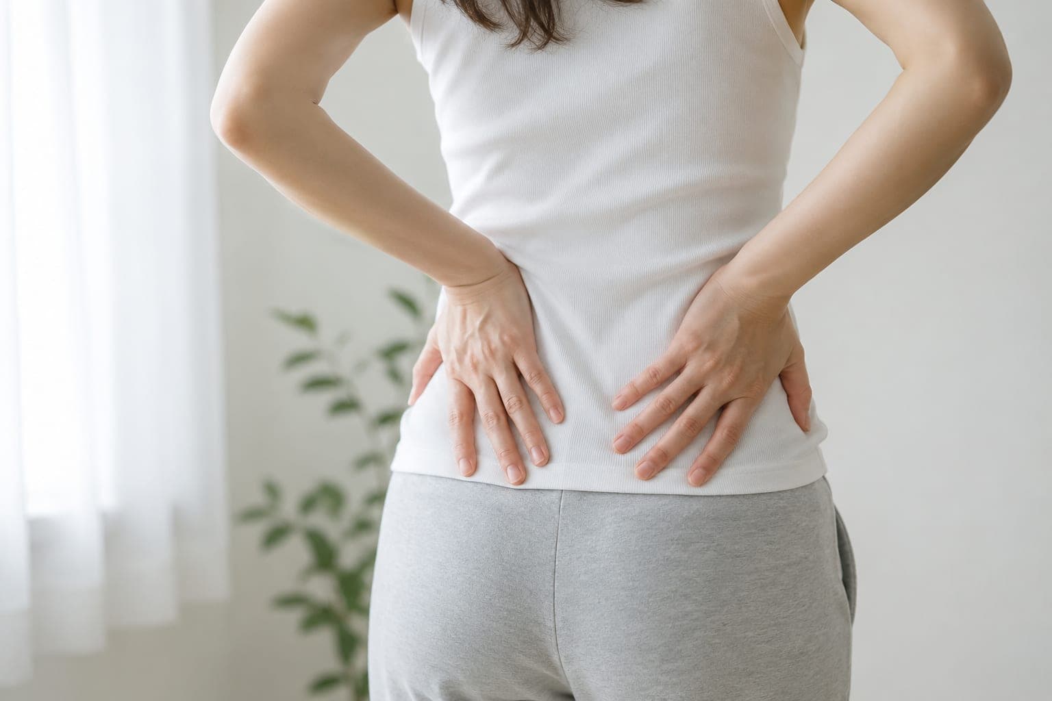 腰に手を当てる女性の上半身(イメージ)