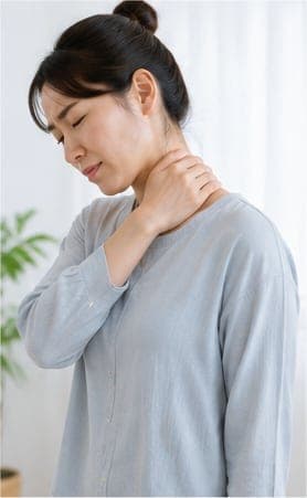 首を押さえる女性(イメージ)