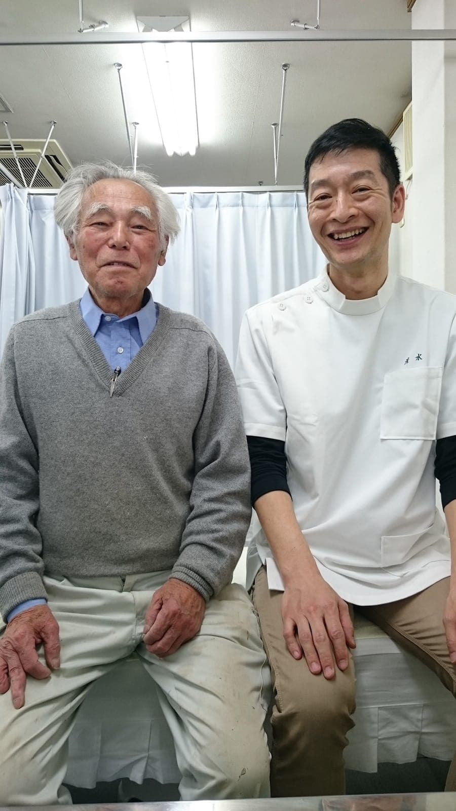 清水接骨院の院長と、坐骨神経痛で来院された患者さん