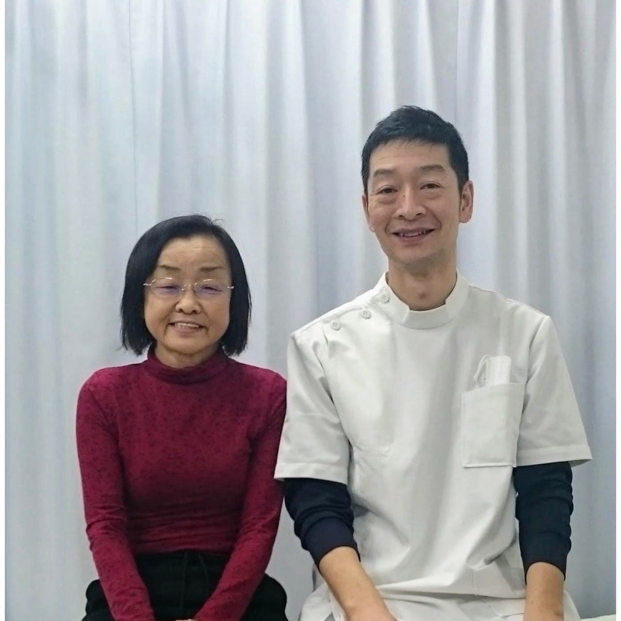 清水接骨院の院長と、腰痛・足のしびれで来院された患者さん