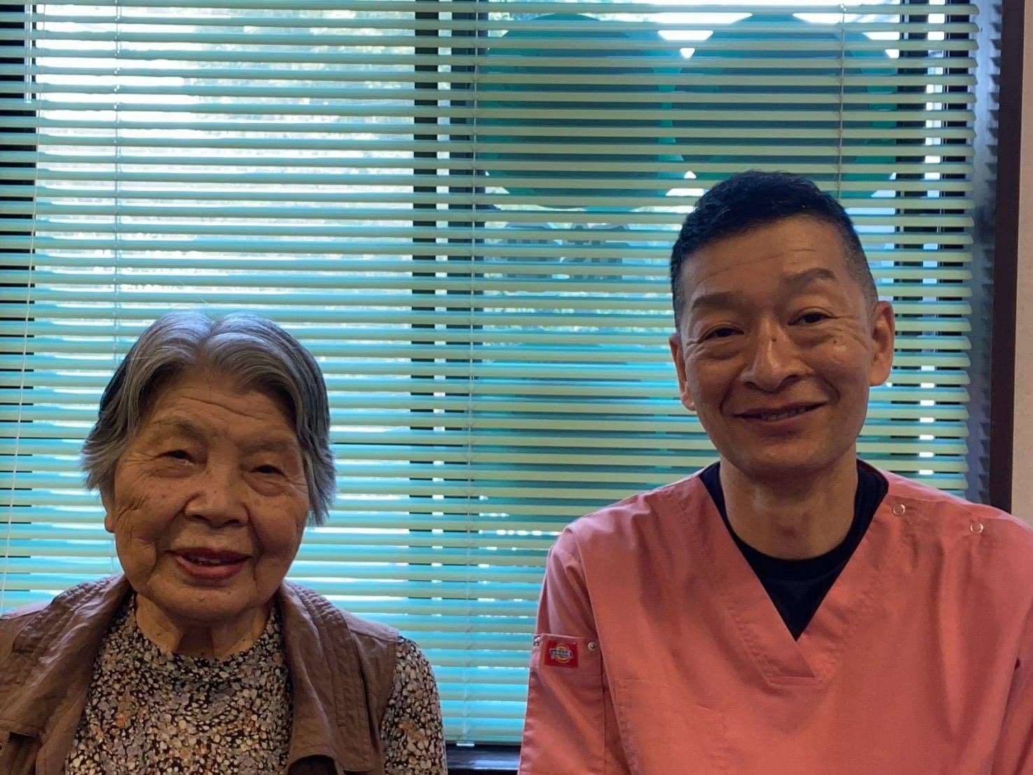 清水接骨院の院長と、腰痛・股関節の痛みで来院された90代の患者さん