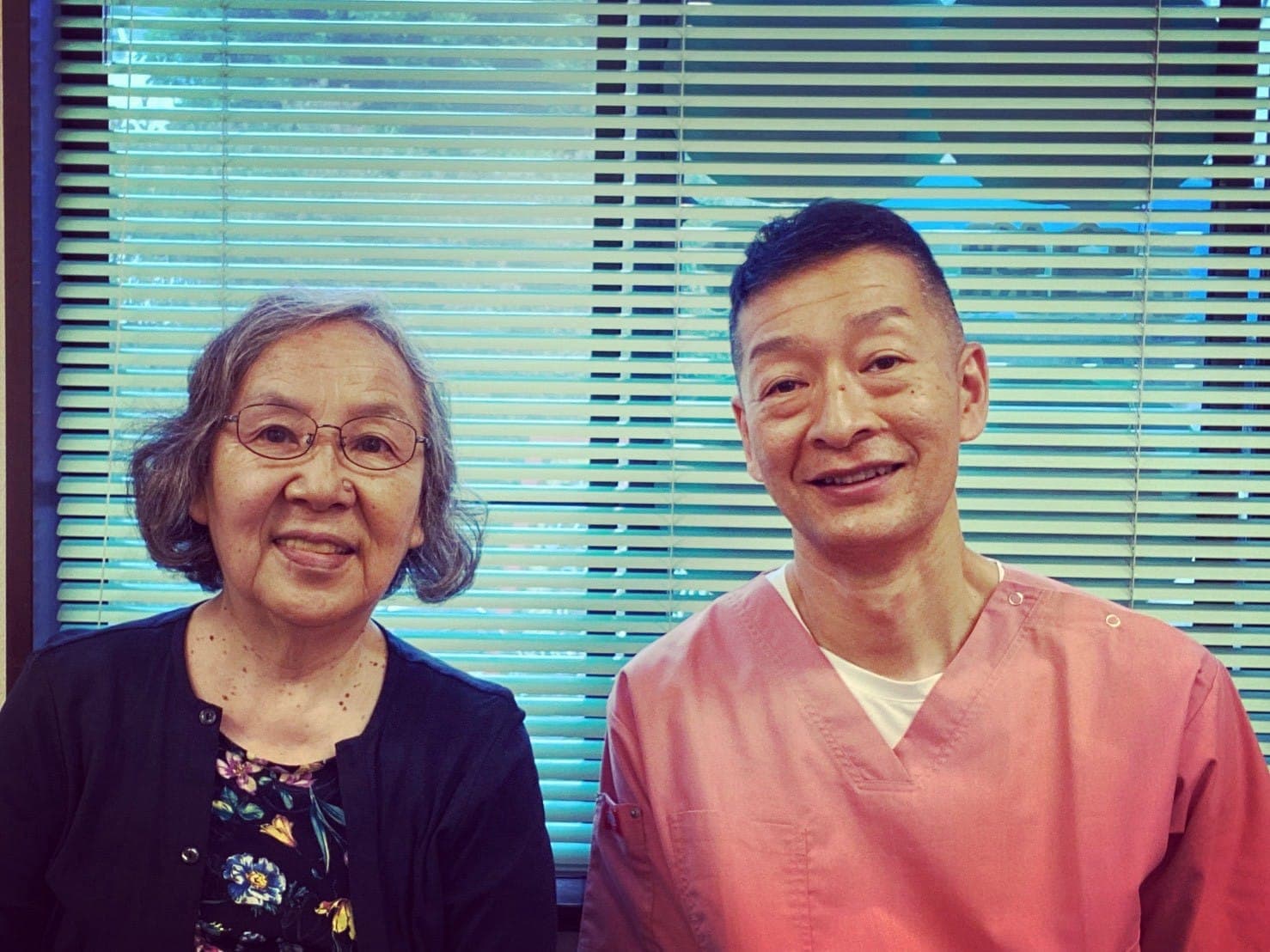 清水接骨院の院長と、腰痛・膝の痛みで来院された70代の患者さん