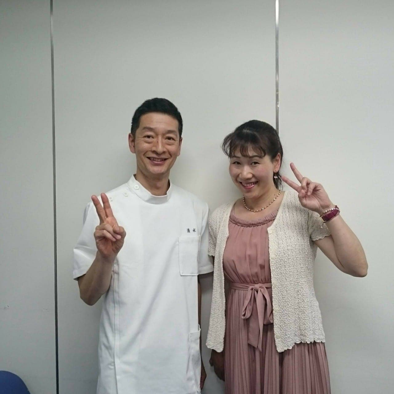 清水接骨院の院長と、坐骨神経痛で来院された患者さん