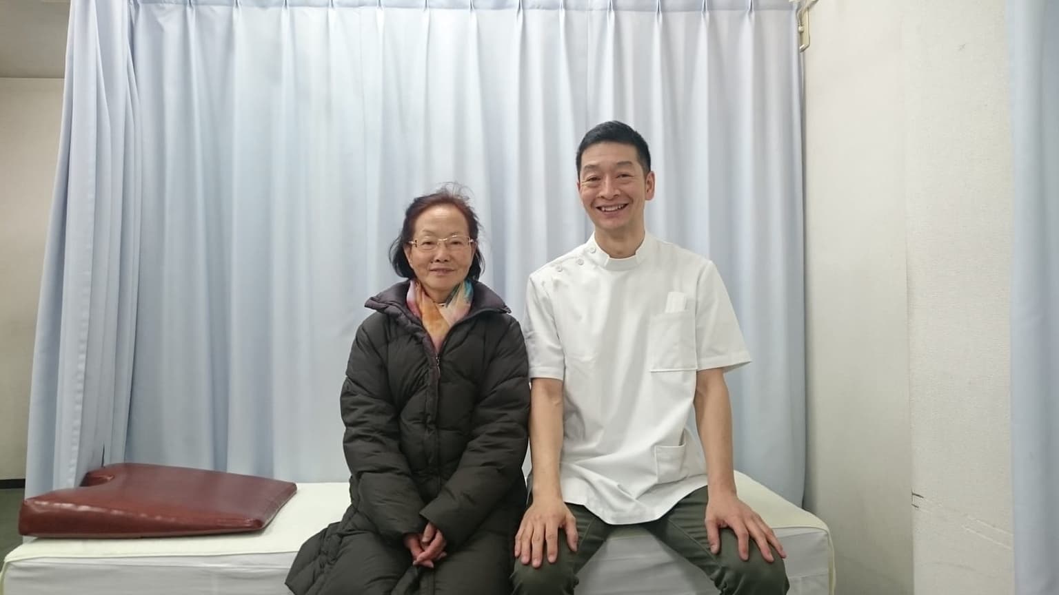 清水接骨院の院長と、腰痛・坐骨神経痛・膝の痛みで来院された患者さん