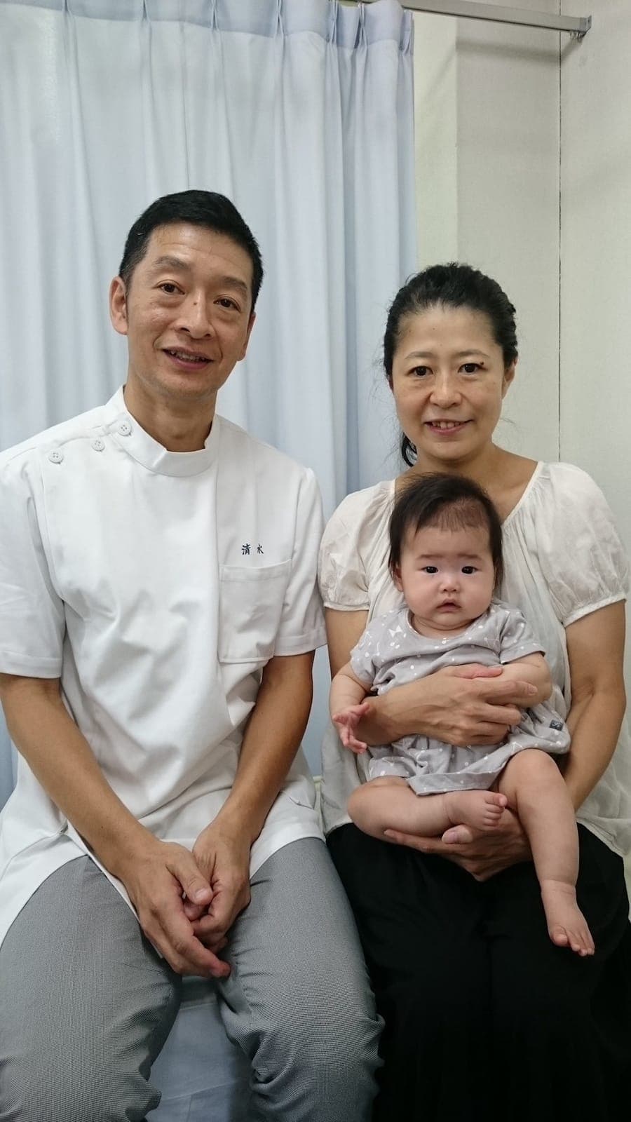 清水接骨院の院長と、産後の膝の痛みで来院されたお母さんと赤ちゃん