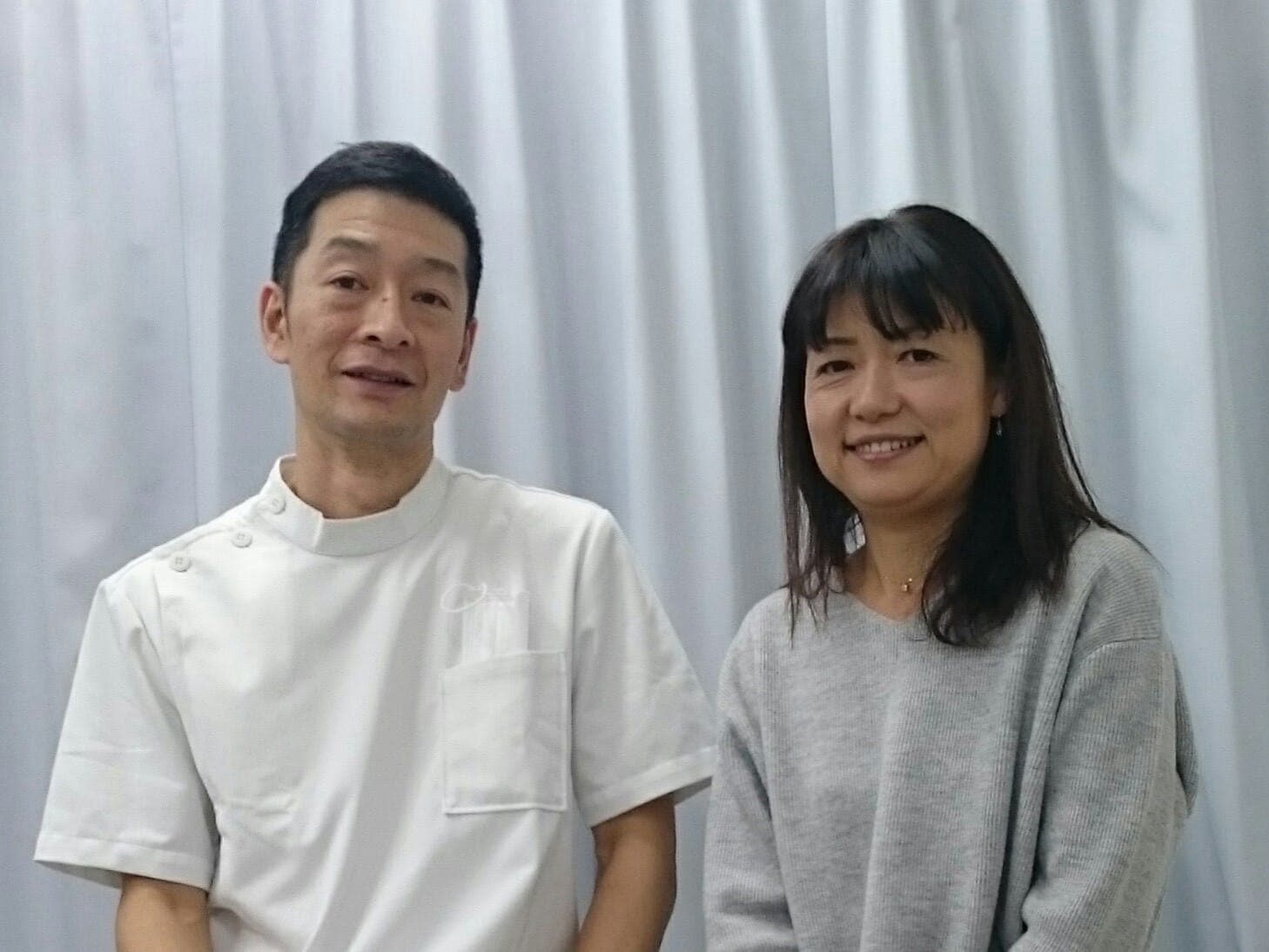 清水接骨院の院長と、腰痛・坐骨神経痛で来院された患者さん