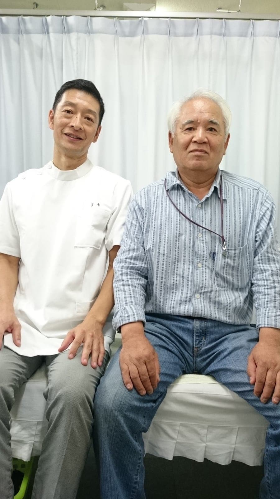 清水接骨院の院長と、腰痛で来院された患者さん